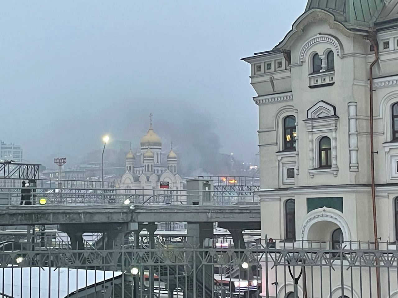 Крупный пожар произошел во Владивостоке сегодня утром По словам очевидцев горящую кровлю хорошо видно со стороны морского вокзала и в воздухе ощущается запах гари а некоторые жители заметили столб чёрного дыма Предположительно пожар произошёл в одном из домов старого фонда в Почтовом переулке подробности происшествия выясняются Горожане отметили что горящее здание расположено в месте труднодоступном для пожарных машин и другого габаритного транспорта Подписаться на Telegram  Подписаться в MAX