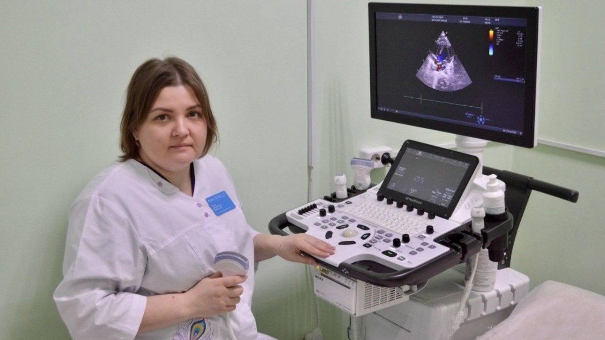 Благодаря нацпроекту в Сызранской больнице улучшаются диагностические возможности Благодаря национальному проекту Продолжительная и активная жизнь Сызранская центральная городская и районная больница получила два современных аппарата ультразвуковой диагностики экспертного класса Кроме того в рамках нацпроекта планируется поступление также цифрового рентген аппарата флюорографа восьми 12 канальных электрокардиографов 4 эндоскопов и аппарата для холтеровского мониторирования Чтобы разместить новое оборудование необходимо специальное помещение В данный момент для установки тяжелой техники ведется строительство модульного помещения Вынос рентгеновского и флюорографического оборудования в отдельный модуль позволит нам четко разделить потоки пациентов повысить пропускную способность диагностического отделения и создать максимально комфортные условия для пациентов отметила Вера Лиходедова главный врач Сызранской центральной больницы Специалисты медучреждения уже проводят исследования на современных УЗИ аппаратах Новая техника позволяет проводить полный спектр ультразвуковых исследований включая обследования в педиатрии гинекологии кардиологии урологии и ангиологии С момента поступления аппаратов с их помощью уже осуществлено более 4 800 исследований оборудование позволило сократить время ожидания диагностики для пациентов Новые УЗИ аппараты обеспечивают высокое качество визуализации что повышает точность диагностики отметила Елена Акиньшина заведующая консультативно диагностическим отделением Сызранской центральной больницы Например кардиологическая программа с элементами искусственного интеллекта автоматизирует измерения и сокращает время проведения исследований Национальный проект Продолжительная и активная жизнь реализуется по решению Президента Российской Федерации Владимира Путина с 2025 года и и рассчитан до 2030 года Его цель повысить продолжительность жизни россиян до 78 лет к концу десятилетия и сделать этот возраст активным и здоровым Модернизация первичного звена здравоохранения одно из важных направлений нацпроекта В этом году в медучреждения Самарской области планируется поставка 812 единиц медицинской техники пресс служба Министерства здравоохранения Самарской области ГТРК Самара MAX lВК lОК lСАЙТ