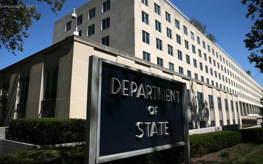 Госдепартамент США предупредил свой персонал на Ближнем Востоке о необходимости «проявлять осторожность»   Государственный департамент США после атак на Иран предупредил свой персонал на Ближнем Востоке о необходимости «проявлять осторожность» и попросил сотрудников дипломатических миссий покинуть эти страны.  В заявлении, опубликованном в социальной сети X, министерство предупредило своих сотрудников, работающих в странах региона, о возможных ответных мерах Тегерана после нападения на Иран и ввело некоторые ограничения.  Государственный департамент США предостерег своих граждан в некоторых странах, в том числе в Объединенных Арабских Эмиратах, Иордании и Турции, от протестов и подобных вспышек, которые могут произойти после событий в регионе.  Департамент также выпустил предупреждения «красного уровня» для сотрудников своих представительств и граждан в таких странах, как Ливан, Ирак и Саудовская Аравия, и попросил своих сотрудников, работающих в этих странах, проявлять максимальную осторожность.  Обращая внимание на угрозы безопасности, особенно в Ливане и Ираке, департамент из-за «нестабильной ситуации с безопасностью в регионе» распорядился эвакуировать персонал и членов их семей из этих стран.  В заявлении по Ираку Госдепартамент США отметил: «12 июня, в качестве крайней меры предосторожности, миссия США в Ираке начала упорядоченную эвакуацию части персонала. В рамках продолжающихся усилий по содействию операциям дополнительный персонал покинул Ирак 21 и 22 июня».  ↘  Подробнее на нашем сайте: v.aa.com.tr/3608936    24/7 в сутки с Агентством «Анадолу»