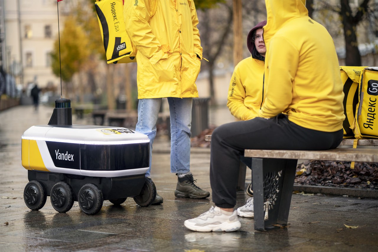 В России впервые снизился спрос на курьеров с полной занятостью По итогам 2025 года число вакансий на полный день сократилось на 2 1 пишет Коммерсантъ Количество объявлений о частичной занятости взлетело сразу на 37 Парадоксально но свободные курьеры в среднем получают больше штатных Средний доход на парт тайме 154 600 руб 30 Зарплата на полной ставке 126 700 руб 18 Эксперты объясняют тренд удобством сотрудники выбирают гибкий график и ежедневные выплаты а бизнес не хочет переплачивать за простой персонала в часы низкого спроса   Курьеры все еще остаются в топ 15 самых дефицитных профессий Компании уже подсчитали что роботы роверы обходятся в разы дешевле людей 295 тыс руб в год против 878 тыс руб в Москве но полностью заменить живых сотрудников они пока не могут settersmedia news