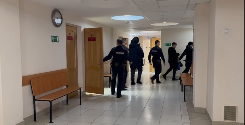 В Петропавловске Камчатском осудили двух курьеров телефонных мошенников На Камчатке суд вынес обвинительный приговор двум жителям краевой столицы Они обманывали пожилых людей забирая у них деньги под предлогом помощи родственникам Нажмите для подробностей   kam24 ru news main 20260127 124911 html utm source telegram utm medium messenger