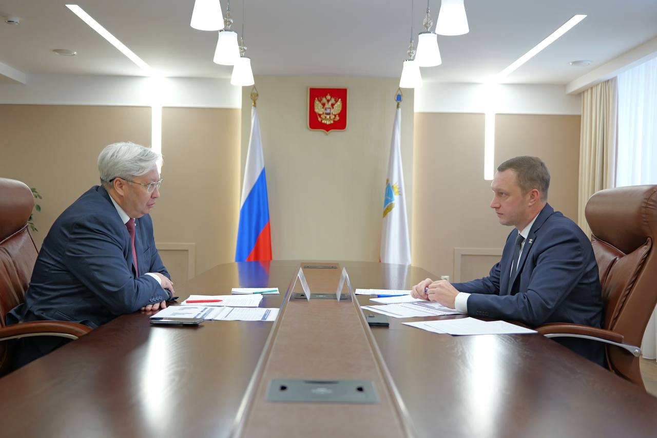 Губернатор Роман Бусаргин провел встречу с руководителем Приволжской железной дороги Сергеем Альмеевым Обсуждались итоги работы компании в 2025 году и планы на будущее В рамках инвестиционной программы на развитие железнодорожной инфраструктуры и техники в Саратовской области было направлено свыше 16 4 млрд рублей Это в том числе проекты по возведению нового вокзала в Саратове и строительству западного обхода Саратовского узла Приволжской железной дороги ПривЖД также уделяется особое внимание благотворительным проектам в том числе поддержке участников специальной военной операции По инициативе компании в зону СВО было направлено более 94 тонн гуманитарной помощи Еще одно направление развитие внутреннего туризма С начала 2025 года более 42 тысяч человек стали участниками различных проектов железнодорожников Речь в том числе идет о поездах дальнего следования из Саратова в Казань Нижний Новогород Тулу Йошкар Олу и другие города В планах на следующий год продолжение организации туров выходного дня из Волгограда в Саратов на пригородных поездах Кроме того планируется обновить подвижной состав фирменного поезда 9 10 сообщением Саратов Москва Приволжская железная дорога остается одним из надежных партнеров правительства Саратовской области Компания активно участвует в социально экономическом развитии региона модернизирует инфраструктуру повышает качество перевозок реализует важные проекты Уверен что тесное взаимодействие по всем направлениям продолжится и в следующем году Отдельные слова благодарности за реализацию различных благотворительных проектов и активную вовлеченность в поддержку наших участников СВО и их семей подчеркнул Роман Бусаргин Канал ПУЛ Z 64 в MAX