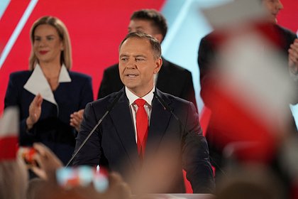 Отношение нового президента Польши к России раскрыли Для избранного президента Польши Кароля Навроцкого выстраивание добрых отношений с Россией вряд ли будет приоритетно. Об этом в интервью «Ленте. ру» рассказал доцент кафедры европейских исследований факультета международных отношений СПбГУ Артем Барынкин. «Выстраивание добрых, доверительных отношений с Россией вряд ли станет приоритетом для Кароля Навроцкого», — раскрыл он позицию нового польского лидера. По мнению политолога, нужно помнить, что Кароль Навроцкий возглавлял Институт национальной памяти и, таким образом, отвечал за декоммунизацию современной Польши. Это выразилось, в частности, в сносе памятников советским воинам. Тем не менее с другой стороны, избранный президент ранее допускал возможность диалога с Россией, а ответственность за конфликт на Украине возлагал в том числе на европейские элиты, добавил Артем Барынкин.