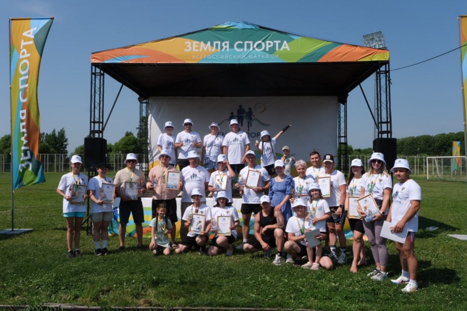 Всероссийский марафон «Земля спорта» состоялся в Хабаровском крае  Региональный этап соревнований проводится Минсельхозом России в рамках реализации госпрограммы «Комплексное развитие сельских территорий».     Основная цель – популяризация физической культуры и спорта среди сельских жителей.   Участие приняли 29 спортсменов из 7 районов и округов края. Состязания прошли в трех дисциплинах: силовой экстрим, семейные старты и ГТО.    Первые места в силовом экстриме заняли Александр Кружаев и Виктория Бахромеева. В семейных стартах победила семья Трушниковых. В сдаче нормативов ГТО вперед вышли Андрей Онорин и Татьяна Басова.    Победители регионального этапа представят Хабаровский край на всероссийском финале.