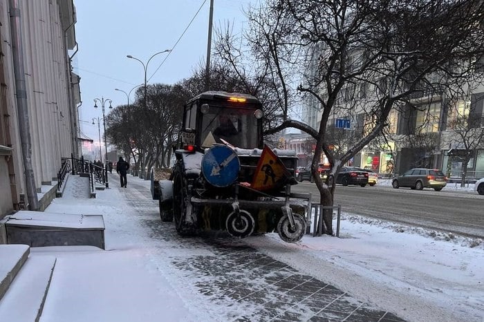 В Екатеринбурге прокуратура выявила нарушения в работе коммунальщиков  В Екатеринбурге прокуратура выявила многочисленные нарушения в работе коммунальщиков сразу в пяти районах города.  — Снежные валы на бортовом камне, вблизи пешеходных переходов и остановок, наличие рыхлого снега на проезжей части и тротуарах, — перечислили нарушения в пресс-службе прокуратуры Свердловской области.  Там отметили, что были плохо убраны Верх-Исетский, Кировский, Октябрьский, Орджоникидзевский и Чкаловский районы. Всем перечисленным руководителям ДЭУ выписали представления. Таким образом, в ближайшее время они должны устранить нарушения и привести дороги и тротуары в порядок.