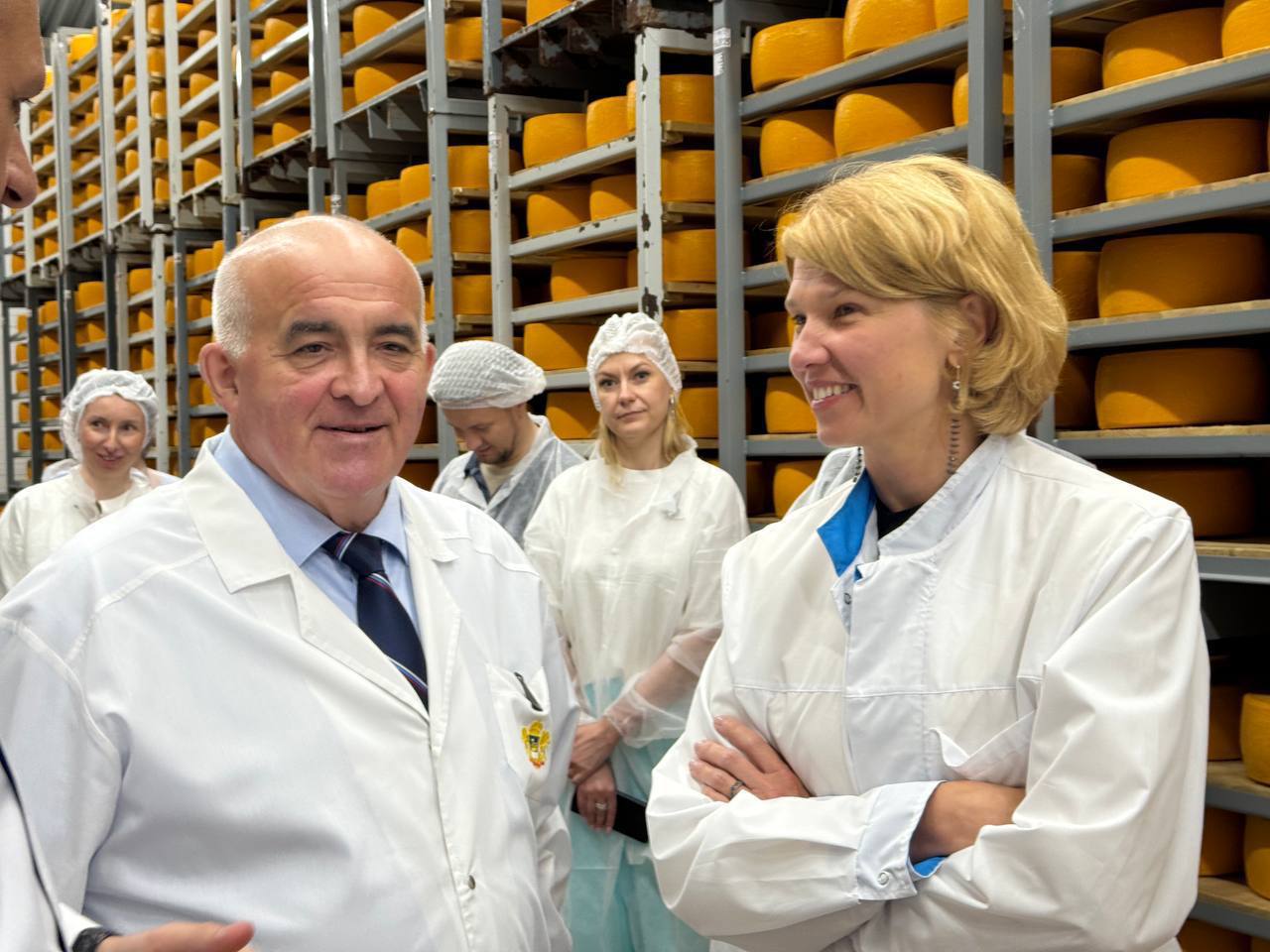 #КомандаСитникова Одно из крупнейших сырных производств региона — Костромской сырзавод. За прошлый год здесь выпустили 480 тонн твёрдых сыров. В том числе, импортозамещающих сортов Раклет, Бофор, Чеддер, Пармезан. Их особенность — длительный период созревания от 2 месяцев до 3 лет. В этом секрет яркого вкуса и особой текстуры. Министр сельского хозяйства РФ Оксана Лут отметила, что сыр является визитной карточкой региона – успешно развивается как промышленное производство, так и крафтовое, с интересной рецептурой. В Костромской области выпускается широкий ассортимент этой продукции. Многие сыры из Костромской области, отметила Министр, участвовали в национальном конкурсе брендов «Вкусы России», в различных ярмарках и выставках. У отрасли в регионе большие перспективы развития. Сыр — один из брендов, которыми славится Костромская область. Объемы выпуска продукта за последние десять лет выросли в 2,5 раза. В 2019 году по инициативе губернатора Сергея Ситникова регион зарегистрировал торговый знак «Кострома – Сырная» и получил право называться «Сырной столицей России». #КостромскаяОбласть