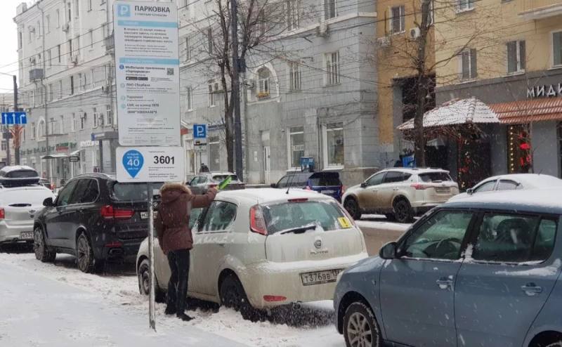 Воронежский бюджет недополучает деньги за платные парковки  В Воронеже предприятие, ответственное за работу платных парковок, отчисляет в местный бюджет меньше, чем должно. Об этом сообщает депутат Воронежской городской Думы пятого созыва, заместитель председателя постоянной комиссии по градостроительной деятельности и земельным отношениям Дмитрий Швецов. По его словам, в 2023 году концессионер перечислил 13-18 млн руб., тогда как должен был — не менее 80-86 млн. По прогнозам депутата, в 2024 году сумма будет также недостаточной.  «Напомню, с 2021 года компания должна была увеличить отчисления в бюджет с 25 до 40%, но не сделала этого до сих пор»,— отметил Швецов.