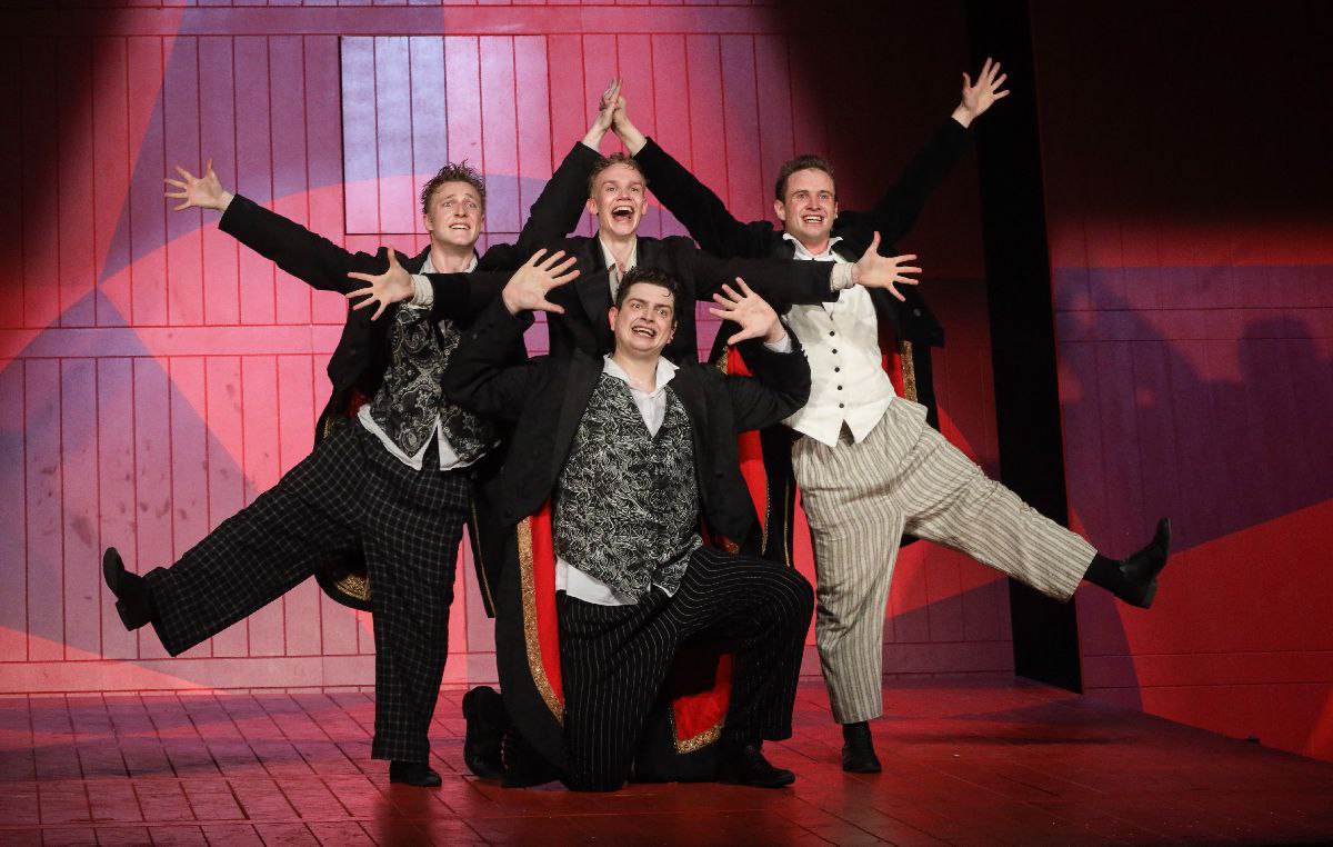 Благотворительную акцию будут проводить в День артиста Союз театральных деятелей будет проводить ежегодную акцию в День артиста который предполагается отмечать 17 января в день рождения Константина Станиславского Средства вырученные от спектаклей направят в фонд СТД Об этом пишет ТАСС со ссылкой на главу союза Владимира Машкова В этот день мы будем представлять лучшее что у нас есть благодарить артистов которые нас воспитали представлять молодое поколение и новые спектакли Мы также планируем в этот день проводить благотворительную акцию когда сборы от спектаклей пойдут в фонд Союза театральных деятелей для поддержки действующих артистов начинающих и тех кто уже прошел свой путь но продолжает быть с нами сообщил Машков Напомним премьер министр России Михаил Мишустин ранее распорядился учредить День артиста 17 января Фото tabakov ru Подписаться на Театрал Поддержать донатом