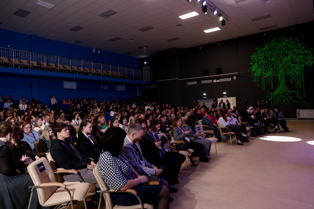 Более 7 тысяч преподавателей информатики прошли обучение по работе с ИИ инструментами в 2025 году В 2025 году в образовательной программе посвященной искусственному интеллекту и современным методикам преподавания приняли участие более 7 тысяч учителей информатики из 47 регионов страны Обучение включало образовательные съезды стажировки и курсы для педагогов от экспертов Яндекс Учебника Контент этого сервиса по информатике входит в перечень рекомендованных электронных образовательных ресурсов ЭОР Министерства просвещения РФ