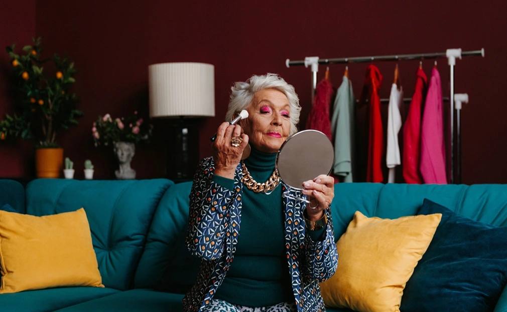 Российские ученые изучают как можно измерить биологический возраст человека и его внутренних органов какие молекулы замедляют старение человека и есть ли в обычной пище человека природные геропротекторы Это делается для того чтобы изучить механизмы старения и найти средства которые могут замедлить этот процесс рассказали РБК ученые трех крупных исследовательских университетов В Российском национальном исследовательском медицинском университете имени Н И Пирогова сообщили об измерении скорости старения организма и его отдельных частей В институте разработали калькуляторы для определения биологического возраста разных органов и систем Это позволяет нам диагностировать старение фактически и затем уже оценивать эффективность вмешательств поясняет директор Российского геронтологического научно клинического центра РНИМУ им НИ Пирогова главный внештатный специалист гериатр Минздрава России Ольга Ткачева В институте также изучают процессы старения мозга и ухудшения его когнитивных функций а также снижения массы и силы мышцы из за возраста Фото Shutterstock РБК в Telegram и MAX