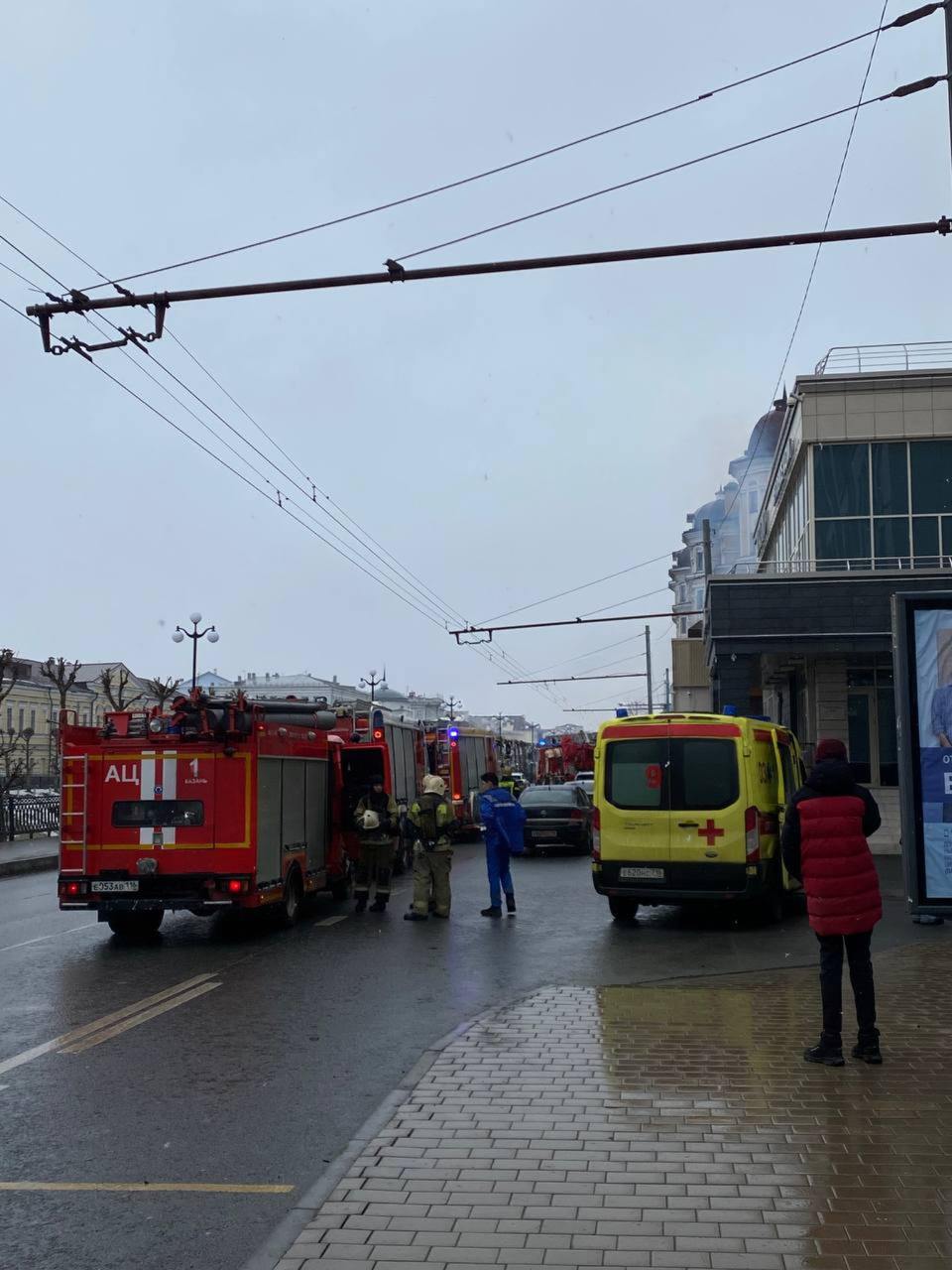 Пригоревшая пища стала причиной задымления в кафе в центре Казани  Сегодня в соцсетях распространились сообщения о сильном задымлении в здании кафе на Право-Булачной, 49. На место прибыли все спецслужбы.  Причиной сильного задымления оказалось подгорание еды. Дым вышел по вытяжке вентиляции. Возгорания не произошло. Об этом «Татар-информу» сообщили в ГУ МЧС России по РТ.   Подпишитесь: