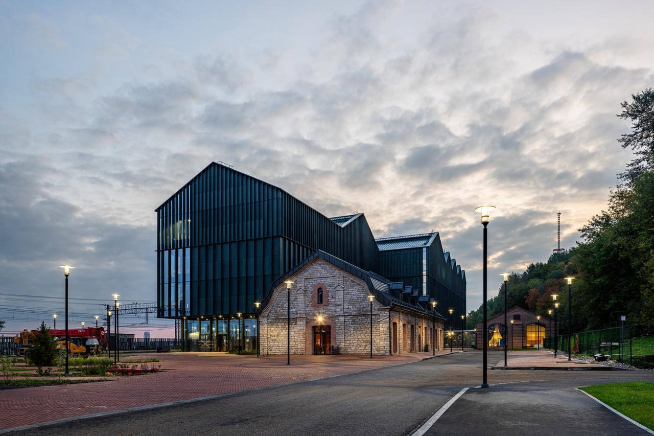 Пермская художественная галерея официально откроется 31 марта Как сообщает Новый компаньон 1 апреля можно будет посетить экспозиции пермской деревянной скульптуры стекла и фарфора и три временные выставки Дом 0 Пермяк и Парма 6 о творчестве Петра Субботина Пермяка и Искусство по полочкам 0 Экспонаты из временных фондохранилищ на Завод Шпагина начали перевозить 15 декабря Всего было перевезено почти 60 тыс предметов       Подписаться на Properm ru в MAX