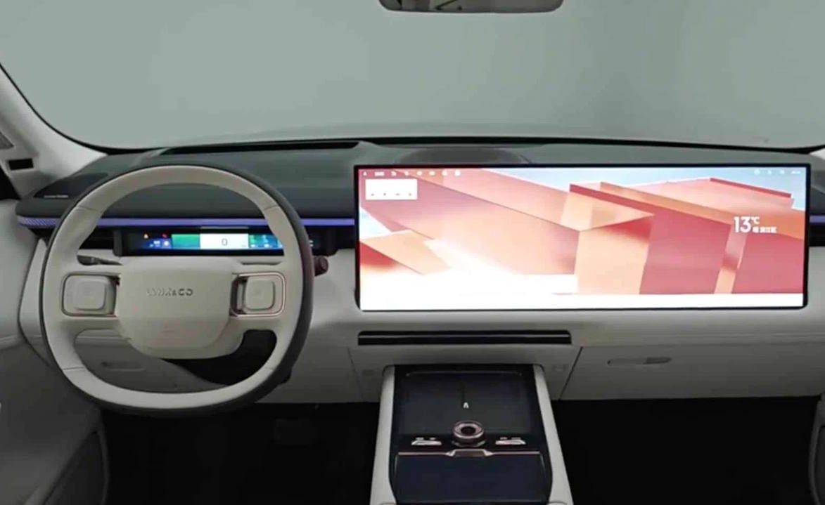 В Китае начались продажи флагманского Lynk & Co 900 Флагман Lynk & Co 900 от Geely поступил в продажу в Китае с ценой от 309,9 до 416,9 тыс. юаней 3,5–4,7 млн рублей . Новинка построена на платформе SPA Evo с адаптивной пневмоподвеской, разработанной Volvo. Размеры модели составляют 5240 х 1999 х 1800 мм. В салоне установлен 30-дюймовый 6K-мультимедийный экран, расположенный спереди. Большая часть информации для водителя выводится на проекционный дисплей. Для задних пассажиров на потолке предусмотрен ещё один 30-дюймовый монитор. Кроссовер оснащен гибридной силовой установкой и доступной в трех вариантах: Базовая версия включает 1,5-литровый бензиновый двигатель и два электромотора мощностью 721 л.с. Второй вариант предлагает 2-литровый двигатель и два электродвигателя с общей мощностью 734 л.с. Топ-версия использует 2-литровый ДВС и три электродвигателя, развивающих 884 л.с.