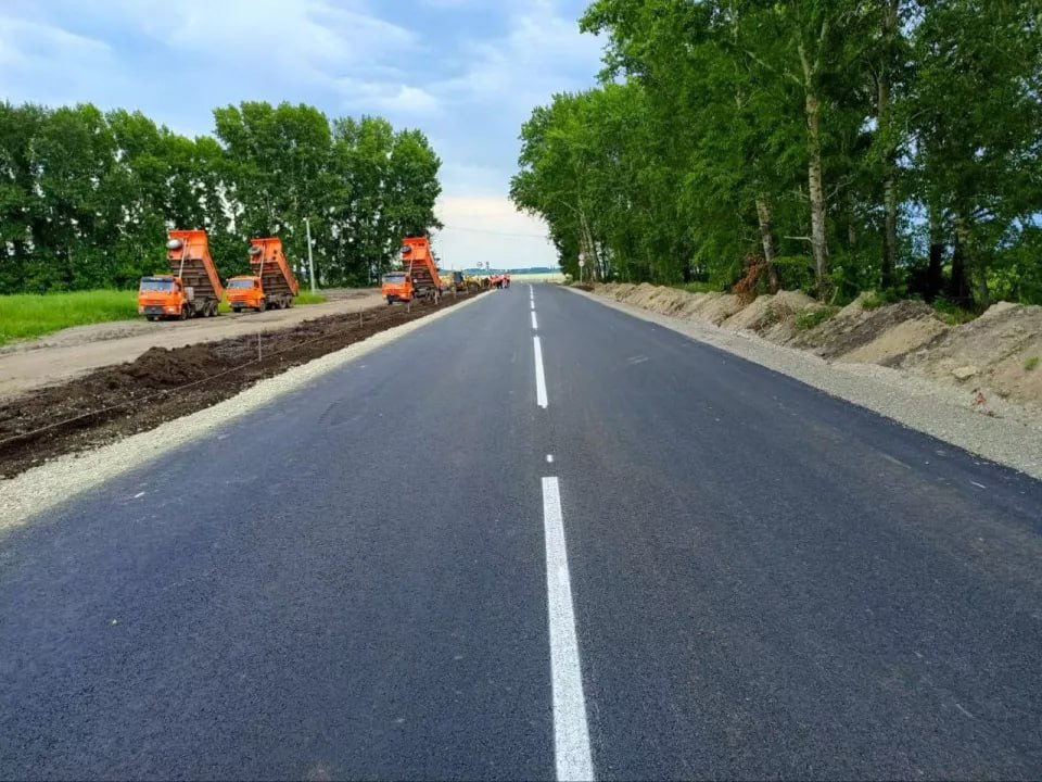 Около 160 участков дорог в Алтайском крае отремонтируют в 2025 году Какие-то участки уже почти готовы, а на 24 работы выполнены полностью, сообщается в telegram-канале губернатора края Виктора Томенко. К завершению подходит обновление 10-километрового участка на трассе регионального значения "Троицкое – Целинное". Стоимость работ превышает 300 млн рублей. Также в этом году обновляют 40 километров трассы "Змеиногорск – Рубцовск – Волчиха – Михайловское – Кулунда – Бурла – граница Новосибирской области". По программе "Комплексное развитие сельских территорий" активно ведется строительство сельских дорог. "Наша сеть дорог – самая протяженная в стране и составляет более 53 тысяч километров. Так что постоянно ищем возможности наращивать темпы работ: еще недавно речь шла о приведении в порядок 800 километров дорог ежегодно. А план на этот год – 900 километров. Объем нашего дорожного фонда с учетом всех корректировок бюджета последнего времени уже достиг 28,7 миллиарда рублей", – приводится в публикации. ТОЛК