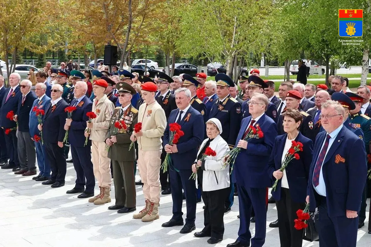 У подножия Мамаева кургана открыли вторую очередь мемориала Рубеж Сталинградской доблести У подножия Мамаева кургана установили тумбы в честь новых Рубежей Сталинградской доблести городов Камышин и Суровикино рабочих поселков Иловля Октябрьский Светлый Яр и Чернышковский Новые объекты дополнили мемориальную зону открытую в 2025 году В торжественной церемонии приняли участие глава Волгограда Владимир Марченко губернатор Волгоградской области Андрей Бочаров ветераны военнослужащие юнармейцы Мемориальная зона посвященная боевому и трудовому вкладу в Сталинградскую Победу жителей города героя Сталинграда города воинской славы Калач на Дону а также Рубежей Сталинградской доблести городов Котельниково Серафимович станицы Клетской рабочего поселка Городище открылась ровно год назад 6 мая 2025 года В этом году увековечен бессмертный подвиг защитников и тружеников еще шести городов и рабочих поселков Во все тумбы заложены капсулы с землей героических рубежей Администрация Волгограда в MAX   max ru volgadmin