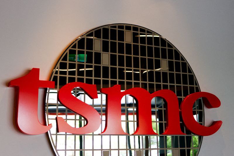 TSMC рассматривает возможность запуска заводов Intel в США после запроса команды Трампа    По словам источника, знакомого с ситуацией, компания Taiwan Semiconductor Manufacturing Co. рассматривает возможность приобретения контрольного пакета акций заводов Intel Corp. по просьбе чиновников администрации Трампа, поскольку президент стремится стимулировать американское производство и сохранить лидерство США в критически важных технологиях.    Чиновники Трампа подняли идею сделки между двумя компаниями на недавних встречах с тайваньским производителем чипов, сказал источник, и TSMC отнеслась к этому с пониманием. Неясно, открыта ли Intel для сделки.    Переговоры находятся на очень ранней стадии, и точная структура потенциального партнерства еще не определена. Но предполагаемый результат будет заключаться в том, что крупнейший в мире производитель микросхем, изготавливаемых на заказ, будет полностью управлять американскими полупроводниковыми заводами Intel, сказал источник. Это также решит проблемы ухудшения финансового положения Intel, которое заставило компанию сократить рабочие места и ограничить свои планы по глобальному расширению.    По словам источника, соглашение может включать в себя получение акций крупными американскими разработчиками чипов, а также поддержку со стороны правительства США. Это означает, что предприятие не будет принадлежать исключительно иностранной компании.     Тем не менее, возможное партнерство может столкнуться с политическими препятствиями, похожими на те, которые помешали предполагаемому приобретению United States Steel Corp. японским производителем Nippon Steel Corp.    Представитель Белого дома заявил, что президент вряд ли поддержит иностранную компанию, эксплуатирующую заводы Intel.      TSMC и Intel из Санта-Клары, штат Калифорния, отказались от комментариев.  Источник: Bloomberg    Если полезно, поставьте лайк    #экономикаКитая #Китай #новостикомпаний