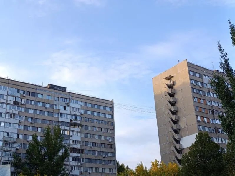 В Жигулевске камера на домофоне помогла раскрыть кражу  Женщина оставила телефон на лавочке, а когда вернулась — его уже не было. Полицейские посмотрели записи с камер и нашли виновницу — 34-летнюю даму с судимостью.   Та призналась, что хотела сдать чужой телефон в ломбард. Теперь ей грозит уголовное дело.        ПОДПИСАТЬСЯ