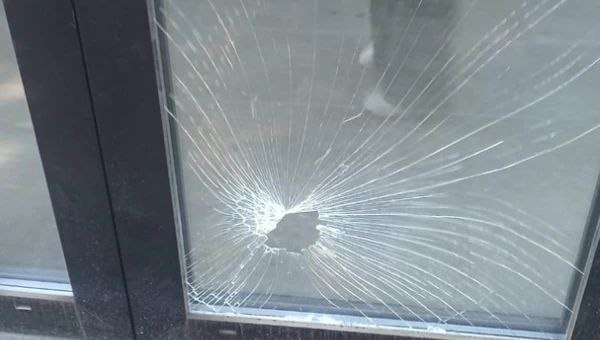 Вандалы разбили новую остановку с климат-контролем в Барнауле Инновационный остановочный павильон с климат-контролем, установленный в Барнауле, не простоял и нескольких месяцев в первозданном виде – вандалы успели разбить стекло. Современная остановка появилась рядом с Изумрудным парком на углу проспекта Комсомольского и улицы Сизова. Конструкция представляет собой небольшое сооружение с одной глухой стеной и тремя стеклянными фасадами, что обеспечивает хороший обзор для ожидающих транспорт горожан. Алтапресс