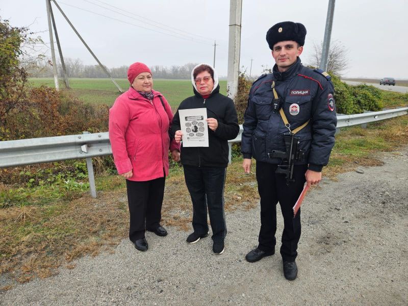 Полицейские Прохладненского района провели акцию «Осторожно, мошенники!»   В рамках информационной работы по борьбе с преступлениями, совершаемыми в сфере IT – технологий, сотрудники отдельной роты патрульно-постовой службы полиции МОМВД России «Прохладненский» провели в г. Прохладном профилактическое мероприятие.   Сотрудники полиции в очередной раз встретились с гражданами, чтобы объяснить, как распознать интернет-мошенников и рассказать о наиболее распространенных схемах обмана.   При поступлении сомнительных звонков полицейские посоветовали незамедлительно прервать разговор и не совершать никаких операций по указанию незнакомцев.  - Если вам звонят и сообщают, что близкий человек в беде, необходимо перевести или передать деньги для решения вопроса, либо звонившие представились сотрудниками службы безопасности банка, интересуются данными карты или предлагают обезопасить ваши накопления, не верьте - это мошенники  #МВДРоссии #МВДпоКБР #ППС  #ПрофилактикаДистанционногоМошенничества