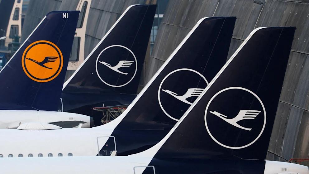 Lufthansa готовится сократить тысячи рабочих мест Авиаконцерн Lufthansa планирует масштабное сокращение персонала Как сообщили источники Reuters речь идет о ликвидации примерно 20 административных должностей в ближайшие годы Это означает что под удар могут попасть несколько тысяч сотрудников Официальное объявление ожидается в понедельник на Capital Markets Day где руководство авиакомпании представит стратегию по снижению издержек Точная цифра пока не определена но речь идет о тысячах рабочих мест уточнил один из инсайдеров Сейчас в Lufthansa Group работают около 103 тысяч человек Сокращения станут частью более широкой программы оптимизации расходов которая по словам менеджмента должна сделать компанию устойчивее в условиях высокой конкуренции и нестабильного рынка авиаперевозок BILD Russian