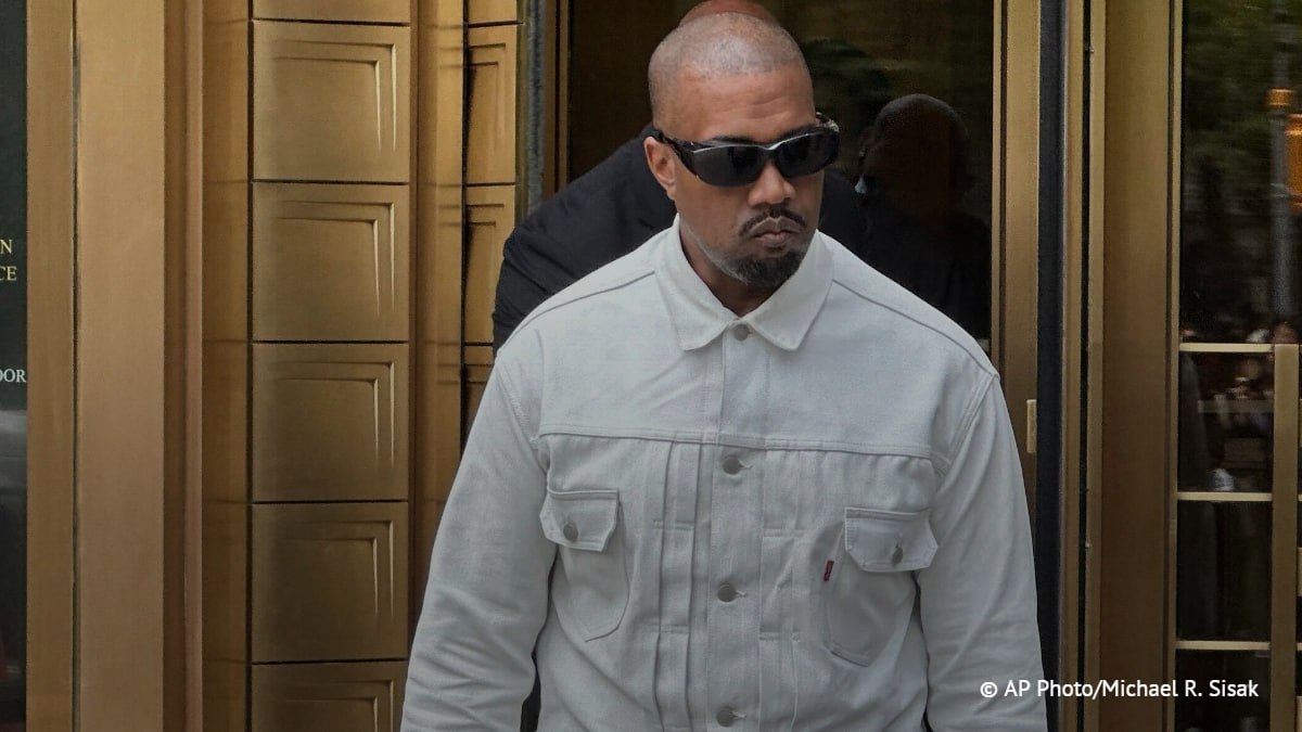 В Бразилии Канье Уэсту грозит арест если на концерте прозвучат пронацистские треки Об этом пишет местный портал Poder360 Мэр Сан Паулу Рикарду Нунес уже запретил использовать городские площадки для шоу В Бразилии публичная пропаганда нацизма уголовка так что предупреждение не из серии попугать а вполне реальное