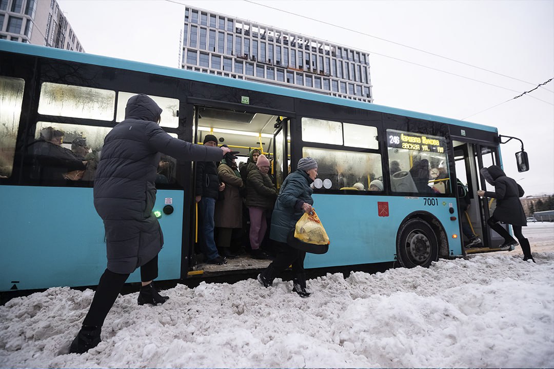 Терминалы в общественном транспорте Петербурга начали списывать двойную плату  Жители Северной столицы пожаловались на двойное списание денег при оплате проезда в общественном транспорте 1 января 2025 года. В пресс-службе комитета по транспорту Петербурга подтвердили, что проблема есть.  - Зафиксировано некорректное списание средств у ряда перевозчиков за оплату проезда по единой карте петербуржца, - сообщили в телеграм-канале ведомства. - Это произошло из-за технического сбоя на стороне бортового оборудования или банка-эквайера. Излишне списанные средства - разница между фактически списанной суммой и тарифом - будут возвращены банком автоматически.   А вы столкнулись с этой проблемой?   : СПб