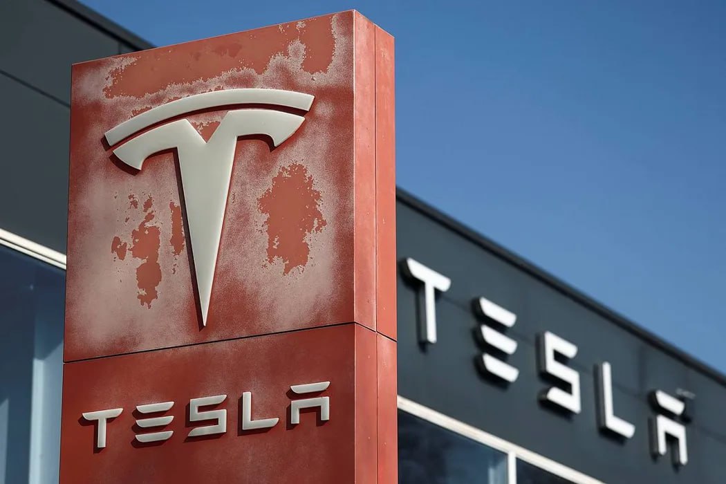Акции Tesla отыграли почти половину грандиозного падения Акции Tesla после вчерашнего грандиозного падения вновь стали стоить больше 300 долларов за штуку, поднявшись в пятницу на Nasdaq на 6,76 процента, до 303,94, свидетельствуют данные торгов. По их итогам в четверг стоимость бумаг снизилась на 14,26 процента, достигая на минимуме минус 17,72 процента. Таким образом, почти половину обвала, из-за которого глава компании Илон Маск обеднел за день на 34 миллиарда долларов, удалось компенсировать. К падению котировок 5 июня привела перепалка Маска с президентом США Дональдом Трампом, которой предшествовало охлаждение отношений между прежними соратниками, а также уход миллиардера и самого богатого человека планеты с госслужбы.