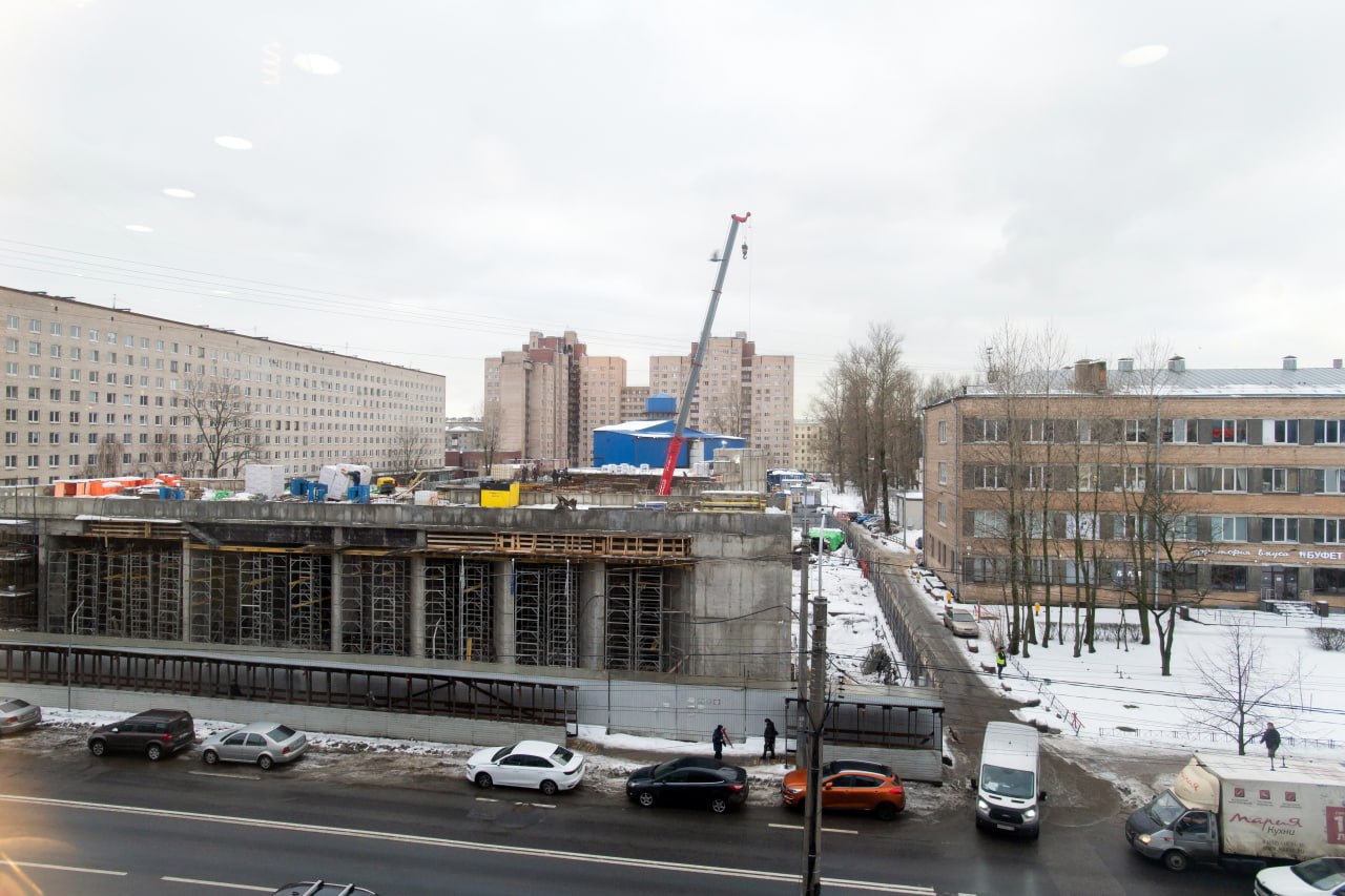 Опубликованы фото "Путиловской" за полгода до открытия  "Со стороны улицы Васи Алексеева приступили к монтажу архитектурных элементов из стеклофибробетона песочного цвета на антаблемент. Также продолжается монтаж элементов темно-серого цвета на колонны", — пояснили в телеграм-канале "Подземник".  А вот переход с "Путиловской" до "Кировского завода", похоже, откладывается до лучших времен: за ограждением на "Кировском заводе", где должен появиться переход, ничего не происходит.  "Однако на почве дат открытия определённых объектов на разных информационных щитах появляются некоторые вопросы. По данным щитов — станция "Юго-Западная" должна открыться 30.09.2025. А переход 15.12.2025. Как в таком случае будет работать ККЛ — большой вопрос", — пишут в соцсетях.  Фото: ДП/ podzemnik_spb