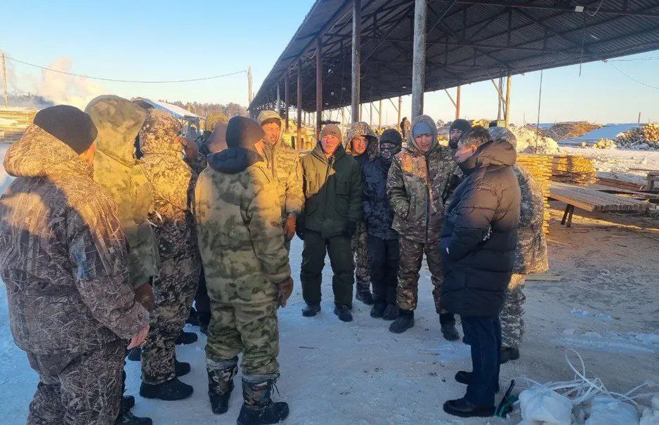 Сотрудники Генерального консульства Узбекистана в Новосибирске и представительства Агентства миграции при Кабинете Министров совершили рабочую поездку в город Лесосибирск Красноярского края России  Они встретились с соотечественниками, временно занятыми на местном предприятии ООО «Баракат». В ходе встречи были обсуждены важные положения трудового и миграционного законодательства Узбекистана и России, подчеркнута важность их соблюдения, изучены условия труда и проживания, выслушаны просьбы и проблемы наших сограждан.  Дипломаты оказали соотечественникам необходимые консульско-правовые консультации, дали разъяснения механизма оказания государственной поддержки граждан, временно осуществляющих свою деятельность за рубежом.