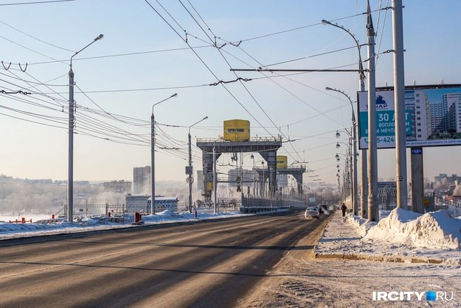 На иркутской плотине планируют перекрыть проезд по обочинам  Проект ограждений сейчас находится в проработке. Об этом сообщил генеральный директор Эн+ Гидро Сергей Кузнецов. Работы должны завершить в течение 2 лет.  Кузнецов подчеркнул, что от «обочечников» страдает оборудование на плотине, в первую очередь, пьезометры — устройства, с помощью которых можно определять уровень подземных грунтовых вод. «Мы пытались выставлять бетонные блоки в местах, где выезжают автомобилисты, но они находят другие лазейки», — заметил глава компании.  Он напомнил, что ранее по плотине ГЭС было ограничено движение автомобилей массой больше 3,5 тонны.