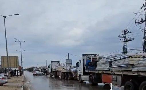 ООН: Помощь, попавшая в Газу, - капля в море Глава гуманитарной помощи ООН Том Флетчер сообщил, что сегодня Израиль разрешил девяти грузовикам с гуманитарной помощью въехать в Газу через контрольно-пропускной пункт Керем Шалом после 11 недель полной блокады. Но это лишь капля в море того, что срочно необходимо, и начиная с завтрашнего утра в Газу должно поступить значительно больше помощи. — говорится в заявлении Флетчера. Чтобы сократить мародерство, необходимо обеспечить регулярный поток помощи, а гуманитарным организациям должно быть разрешено использовать несколько маршрутов. Коммерческие товары должны дополнять гуманитарную помощь. — говорит он. ________________________ Хотите знать больше? : Mignews