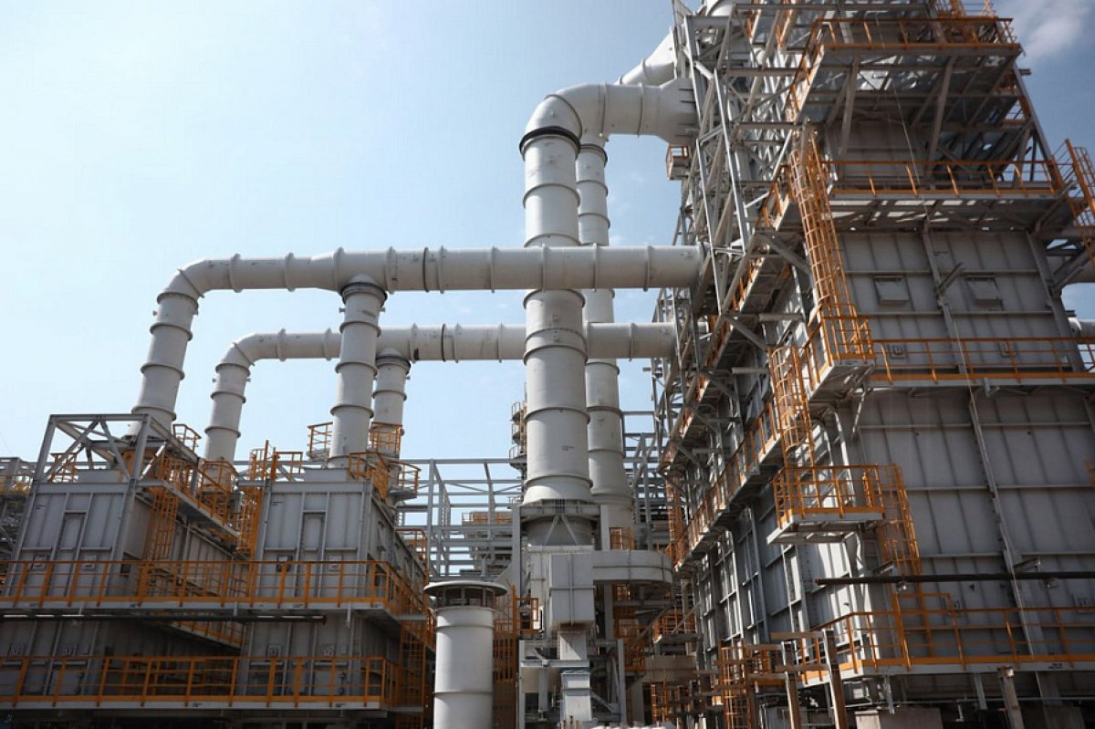 "Фортеинвест" строит планы на нефтехимию "Фортеинвест" после завершения программ модернизации нефтеперерабатывающих заводов в Орске и Краснодарском крае планирует развивать нефтехимические мощности на этих предприятиях, сообщил основатель "Фортеинвеста", президент группы "Сафмар" Михаил Гуцериев в ходе пленарной сессии Кавказского инвестиционного форума. "Мы завершаем в Краснодарском крае модернизацию нефтеперерабатывающего завода, и уже начинаем проектировать большую химию. И так же — в Оренбургской области. Мы понимаем, что будущее нефти будет трансформироваться в химическое производство", — сказал Гуцериев, его цитирует "Интерфакс". Гуцериев считает, что спрос на топливо в скором времени начнет снижаться вследствие активного развития рынка электромобилей и зарядной инфраструктуры. "Мы понимаем, что будущее нефти будет трансформироваться в химическое производство, потому что спрос на нее будет падать, и электроэнергия будет основой экономики нашей страны", — добавил он. Сейчас компания владеет двумя предприятиями: Афипским НПЗ в Краснодарском крае и Орским НПЗ в Оренбургской области. Недавно на Афинском заводе завершилась крупная программа модернизации стоимостью свыше 217 млрд рублей. Ввод в эксплуатацию комплекса гидрокрекинга вакуумного газойля позволил увеличил производительность завода до 9,1 млн тонн в год, улучшив показатели глубины переработки нефти до 93% и выхода светлых продуктов до 82%. На Орском НПЗ в середине мая была введена в эксплуатацию установка гидроочистки бензиновых и дизельных фракций, которая является частью строящегося комплекса замедленного коксования. Полный ввод комплекса в эксплуатацию увеличит глубину переработки нефти до 98,8%, отбор светлых нефтепродуктов достигнет 83,3%. Объем инвестиций в реализацию проекта составляет 67 млрд рублей.