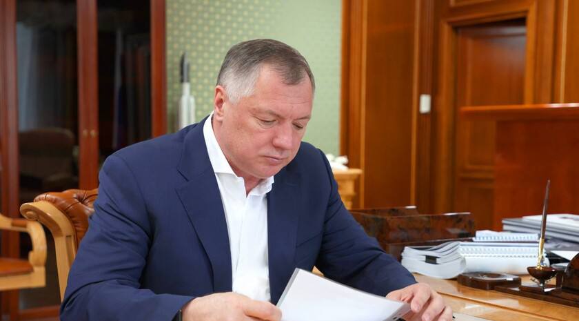 Вице-премьер России Марат Хуснуллин отметил большие возможности для роста экономик исторических регионов и призвал все российские компании развивать там бизнес. «У нас принято решение и закон о свободной экономической зоне, что дает дополнительные льготы. Сегодня уже более 300 участников заявилось в эту свободную экономическую зону. Пользуясь случаем, вообще всех коллег приглашаю вкладываться в Новороссию. Там прекрасные возможности для роста, нечего там бояться», — заявил он на заседании «Деловой России».