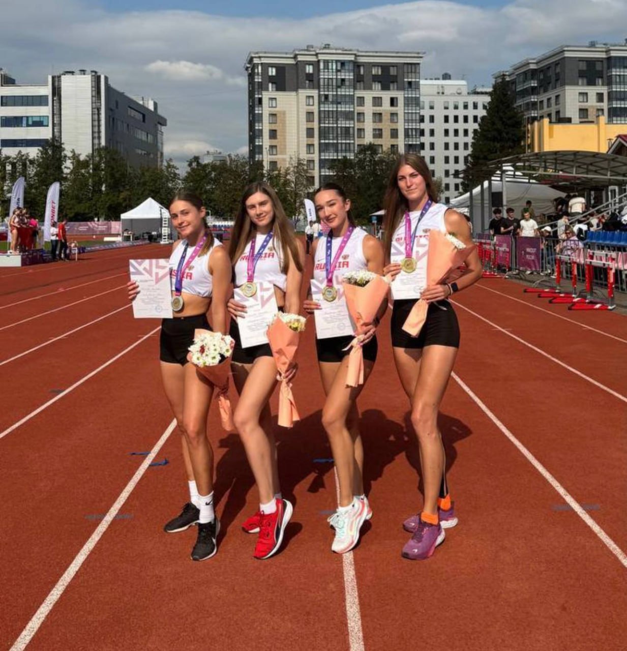 Крымские легкоатлетки завоевали медали на чемпионате России В Санкт Петербурге состоялся чемпионат России по эстафетному бегу среди спортсменов 18 20 лет В составе крымской команды выступили Марина Пириева Виктория Евсеева Анастасия Дорохова и Виктория Соболева Наши спортсменки показали впечатляющий результат пробежав эстафету 4х100 м с барьерами за 58 16 секунды и завоевали медали Поздравляем с отличным выступлением
