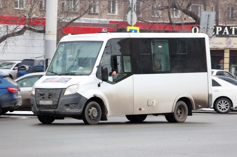 В Омске хотят возродить некогда популярный маршрут  Мэрия Омска ищет перевозчика на автобусный маршрут №99  поселок Чкаловский — микрорайон Рябиновка , который был отменен в октябре 2023 года. Работавший тогда на маршруте предприниматель в одностороннем порядке прекратил работу и сдал маршрутную карту в департамент транспорта.  Теперь ведомство ищет того, кто сможет поставить на 99-й маршрут 12 автобусов малого класса вместимостью не менее 18 мест. Они должны будут работать с 6 до 23 часов с интервалом движения 15 минут. Победителя конкурса назовут в конце марта.  Маршрут №99 пользовался популярностью у пассажиров как на Левобережье, так и в Октябрьском округе.