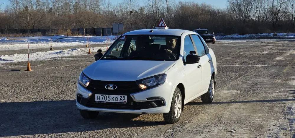 Амурские ветераны СВО учатся водить машины с рулевым управлением Ветераны с инвалидностью могут пройти бесплатное обучение вождению автомобилей с ручным управлением а затем подать документы на получение транспортного средства В Благовещенске началось обучение ветеранов спецоперации с инвалидностью вождению автомобилей с ручным управлением рассказали в пресс службе Амурского филиала фонда Защитники Отечества Первым участником программы стал Денис Корж из села Чигири который в боевых действиях потерял обе ноги Для меня это вопрос самостоятельности и независимости скоро смогу сам ездить на работу без помощи супруги сказал он Сейчас в регионе восемь ветеранов могут стать участниками программы трое из них будут учиться с нуля поскольку у них нет водительских прав Занятия пройдут на базе ДОСААФ России Министерство соцзащиты населения оплатит обучение и проживание ветеранов а фонд Защитники Отечества предоставит автомобили Завершив обучение ветераны могут подать документы в Амурский филиал фонда Защитники Отечества на получение бесплатного автомобиля с ручным управлением В сентябре 2025 года кроссовер автоматической коробкой передач и ручным управлением от фонда впервые получил ветеран СВО из Шимановска кавалер ордена Мужества Максим Леушин Фото предоставлено Амурским филиалом фонда Защитники Отечества ТЕЛЕПОРТ РФ здесь все об Амурской области Мы в МАХ Написать нам
