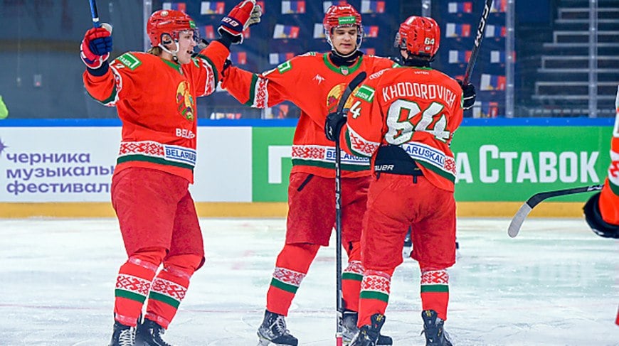 Сборная Беларуси U20 вырвала победу на Кубке Будущего в Новосибирске Молодежная сборная Беларуси по хоккею обыграла сборную Студенческой лиги России 7:6 на Кубке Будущего в Новосибирске. Решающую шайбу за минуту до конца забросил Андрей Кравчук. Хет-трик на счету Никиты Ходоровича. Ранее белорусы уступили юниорам России 2:3 . Финальный матч против России U20 — в воскресенье в 13:30.