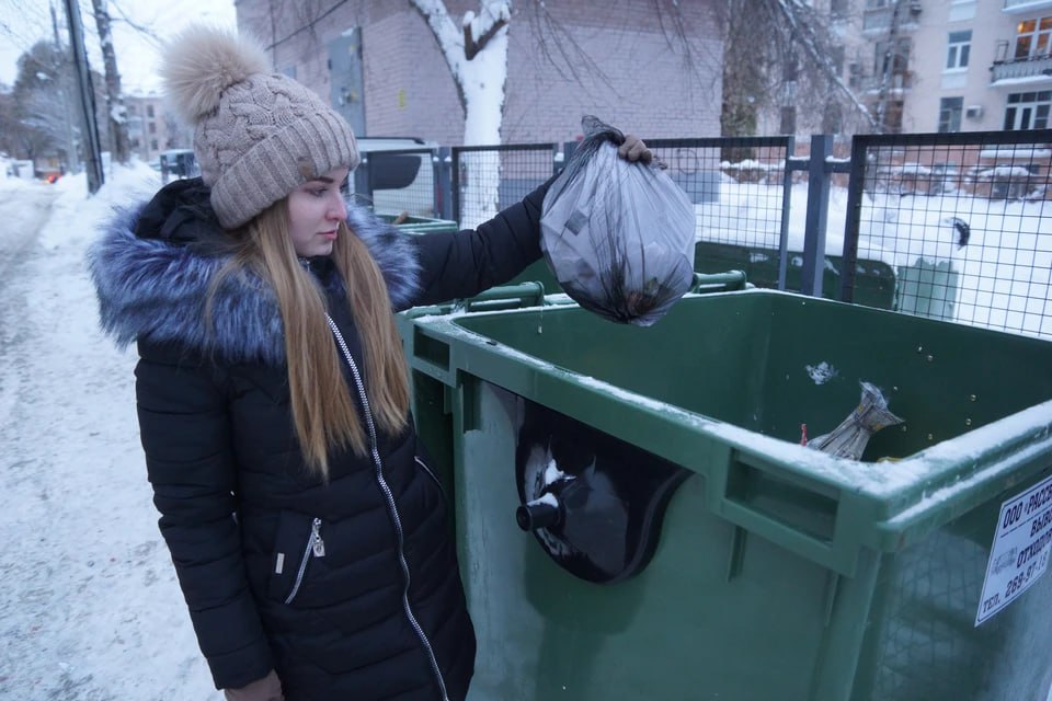 Вплоть до эвакуации в Челябинске готовятся к увеличению количества мусора в новогодние каникулы Мэр Челябинска Алексей Лошкин поручил подчиненным организовать нормальный график вывоза мусора в новогодние каникулы По опыту предыдущих лет ясно что отходов на контейнерных площадках в праздничные дни станет больше чем в будни В мэрии будут также работать с управляющими компаниями которые отвечают за порядок на контейнерных площадках Применяйте все меры вплоть до эвакуации авто поручил Алексей Лошкин   Подписаться на chelkp Мы в MAX