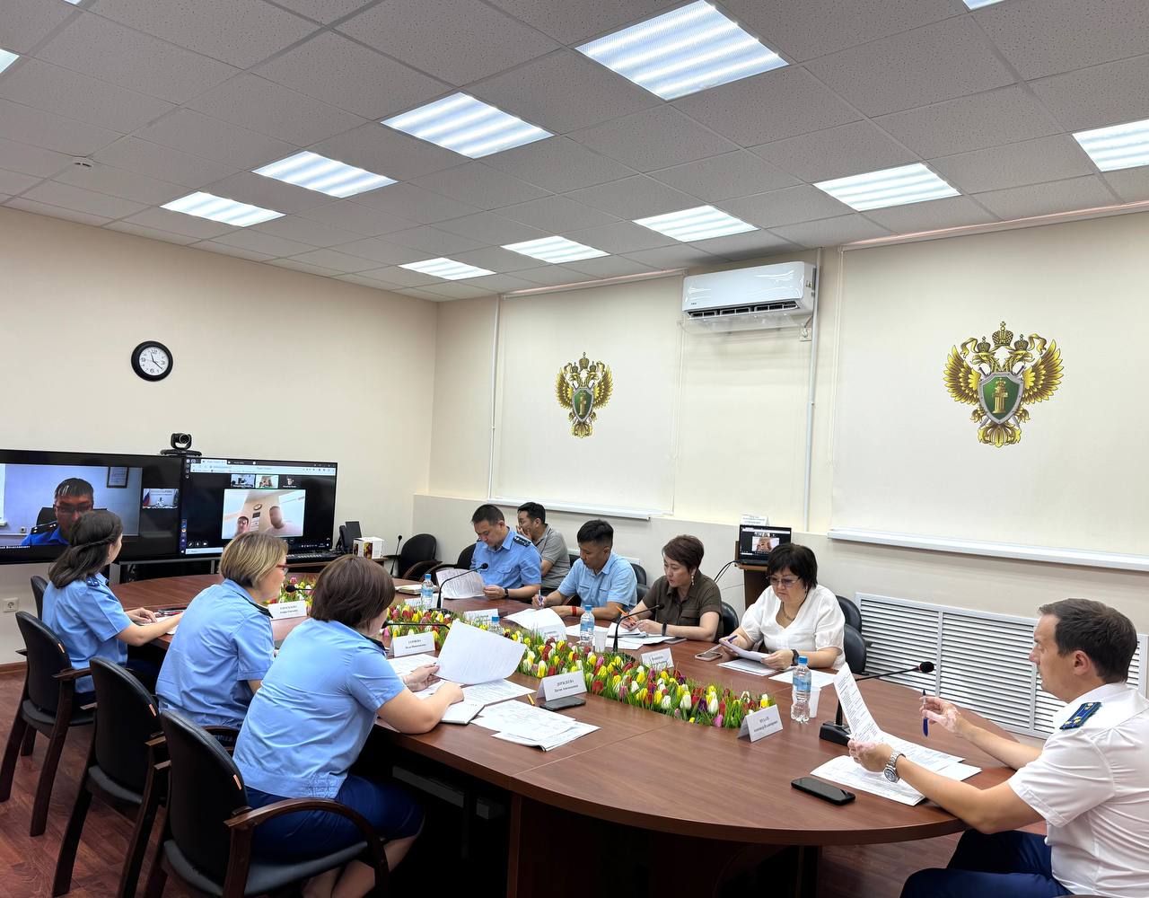 В Калмыкии долги по заработной плате перед сотрудниками составили более 4 млн рублей Проблему невыплаты денежного довольствия обсудили на последнем заседании межведомственной рабочей группы в республиканской прокуратуре. К этому дню в степном регионе пять организаций не выплатили своим работникам заработную плату. На заседаниях участники выработали конкретные предложения и механизмы погашения задолженности, составляющей более 4 млн рублей, по каждому предприятию. Ранее, по итогам весеннего заседания, удалось полностью погасить задолженность на 1 млн рублей, тем самым были восстановлены права 45 работников. Фото: kalmprok - Прокуратура Республики Калмыкия Быть в курсе Прислать новость