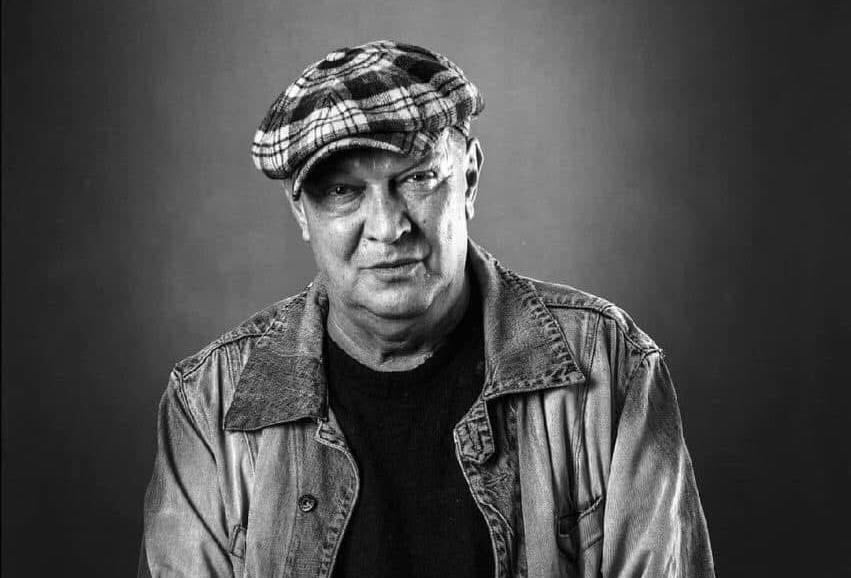 Умер директор Тбилисского театра имени Грибоедова Николай Свентицкий 3 января на 70 м году жизни не стало Николая Свентицкого директора Тбилисского русского драматического театра имени Грибоедова и основателя Международного культурно просветительского союза Русский клуб О смерти Свентицкого от сердечного приступа сообщил 4 января в соцсетях Русский клуб На сайте петербургского Театра фестиваля Балтийский дом говорится От нас ушёл не только великий театральный и общественный деятель но и близкий человек Его творческий потенциал и усердное трудолюбие позволили сделать Грибоедовский театр заметным явлением культурной жизни Грузии и России Его дела помощь и поддержка дарили свет и радость нескольким поколениям российских и грузинских профессионалов и любителей театра Во многих странах мира у него было и остаётся много друзей которые тяжело переживают его уход как личную и невосполнимую утрату Подробности по ссылке