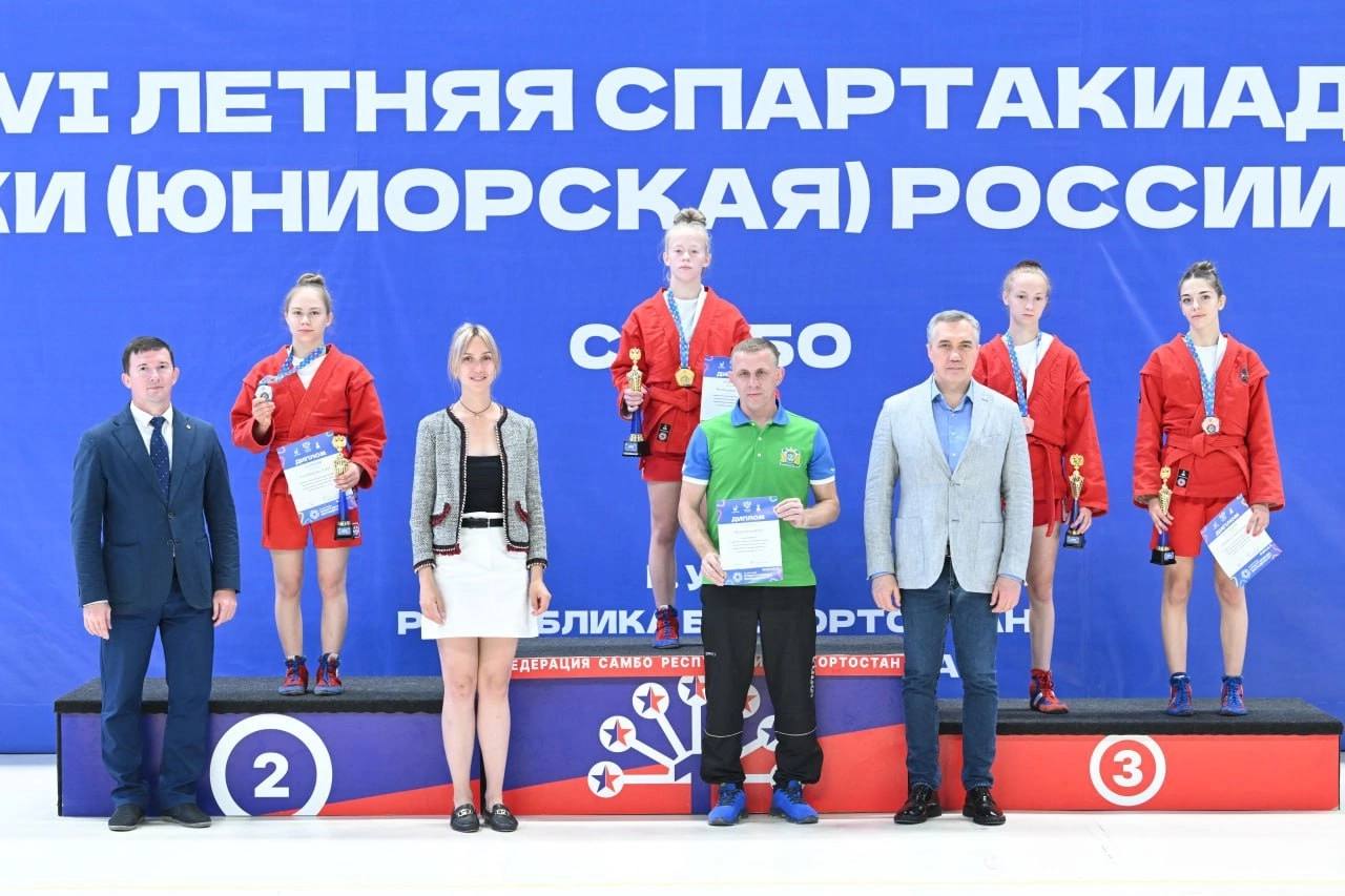 Алеся Шарипова из Туймазов и Самат Маннанов из Уфы завоевали первые медали на VI летней Спартакиаде молодежи России. Спортсмены стали бронзовыми призерами соревнований по самбо. Турнир завершится 27 июня. Обязательно приходите поддержать наших самбистов!