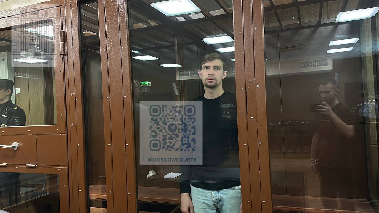Последователя секс коуча Алекса Лесли осудили на полтора года Некий Алексей Башин пользовался советами из курса Лесли и лапал девушек на улицах Москвы Сегодня Тверской суд признал его виновным по делу о насильственных действиях сексуального характера И постановил отправить пикапера на исправительные работы сроком на 1 год и 6 месяцев Сам же Алекс Лесли сейчас в розыске а распространение его курсов запрещено MSK1 в MAX Прислать новость