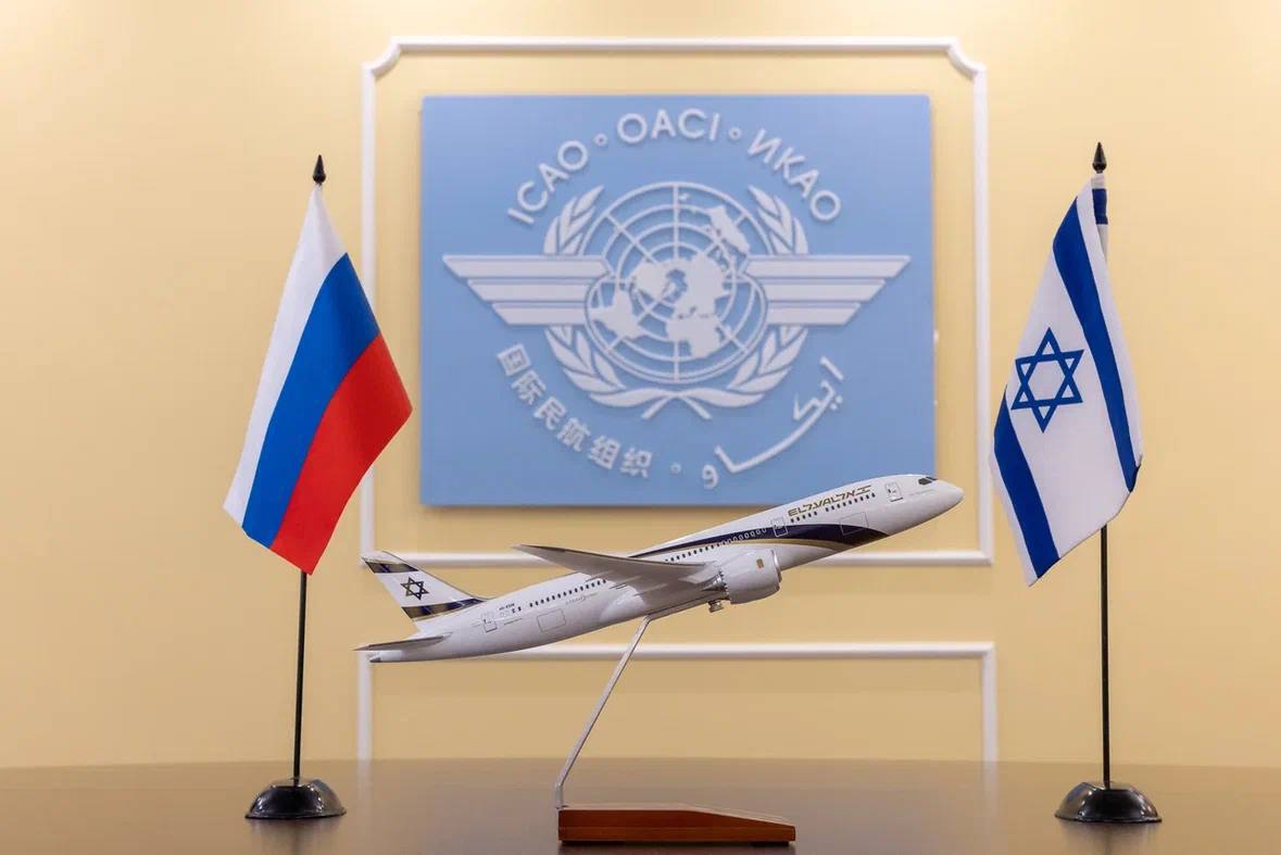 El Al не возобновит рейсы в Россию минимум до мая.   Израильская авиакомпания сообщила в агентской рассылке, что рейсы между Тель-Авивом и Москвой отменены до 30 апреля. Сейчас в системе бронирования El Al билетов в Москву нет ни на весну, ни позже.  El Al приостановила рейсы между странами из-за "событий в воздушном пространстве России" в конце 2024 года – после катастрофы Embraer 190 AZAL. Сначала на неделю, потом паузу продлили. Перевозчик заявлял, что планирует восстановить авиасообщение с 30 марта, но теперь передумал.   Буквально на днях Росавиация обсуждала с представителями Израиля и его нацпера El Al развитие авиаперевозок между странами. Обговорили в т.ч. вопросы авиационной безопасности и управления рисками.   Чрезвычайный и полномочный посол Израиля в РФ Симона Гальперин пояснила позицию своей стороны:  От понимания мер, которые предпринимает Россия в решении актуальных вопросов развития гражданской авиации, зависит дальнейшая совместная работа в области сохранения и развития авиасообщения между странами.  Видимо, к пониманию пока не пришли, раз перезапуск рейсов решили отложить.  Сейчас между Россией и Израилем летают только две российские авиакомпании – Red Wings и "Азимут" из Москвы и Сочи в Тель-Авив.