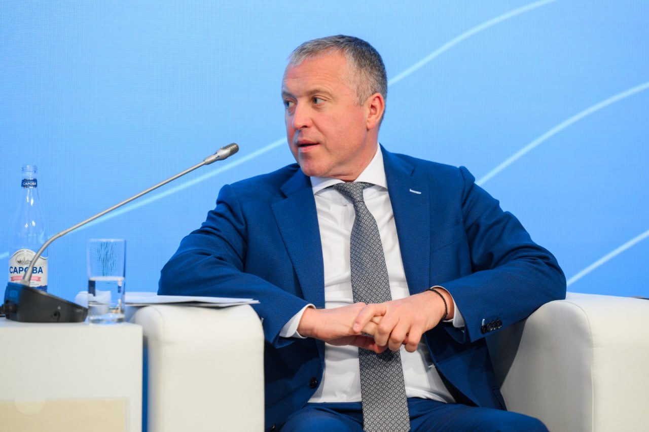 ФАС поддерживает развитие ЭКГ рейтинга Об этом сообщил заместитель руководителя ведомства Григорий Радионов на сессии ЭКГ форума ответственного бизнеса СО ЗНАНИЕ Служба поддерживает ЭКГ рейтинг который предоставляет дополнительные преференции для добросовестных участников рынка В конце года будет создана ГИС Антикартель сведения из которой ведомство предлагает учитывать в рейтинге ЭКГ рейтинг это индекс деловой репутации комплексная оценка субъектов предпринимательской деятельности направленная на определение уровня их благонадежности социальной и экологической ответственности закупки