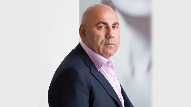 «Это шантаж»: Пригожин отказался осудить Россию ради снятия канадских санкций Музыкальный продюсер Иосиф Пригожин рассказал, что власти Канады предлагали ему избежать санкций в обмен на публичное осуждение спецоперации. По его словам, это предложение он расценил как политический шантаж. Подробности он озвучил в интервью главе московского бюро The New York Times. Санкции против Пригожина и его супруги, певицы Валерии, были введены в июле 2023 года. В официальном ответе Оттавы на попытку оспорить ограничения говорилось: «Когда вам предоставили возможность публично высказать свою точку зрения, вы повторили дезинформационные утверждения режима». Продюсер подчеркнул, что никогда не предавал и не предаст президента России. Ранее Иосифу Пригожину звание заслуженного деятеля искусств Чечни присвоил Рамзан Кадыров. Культурненько — подпишись