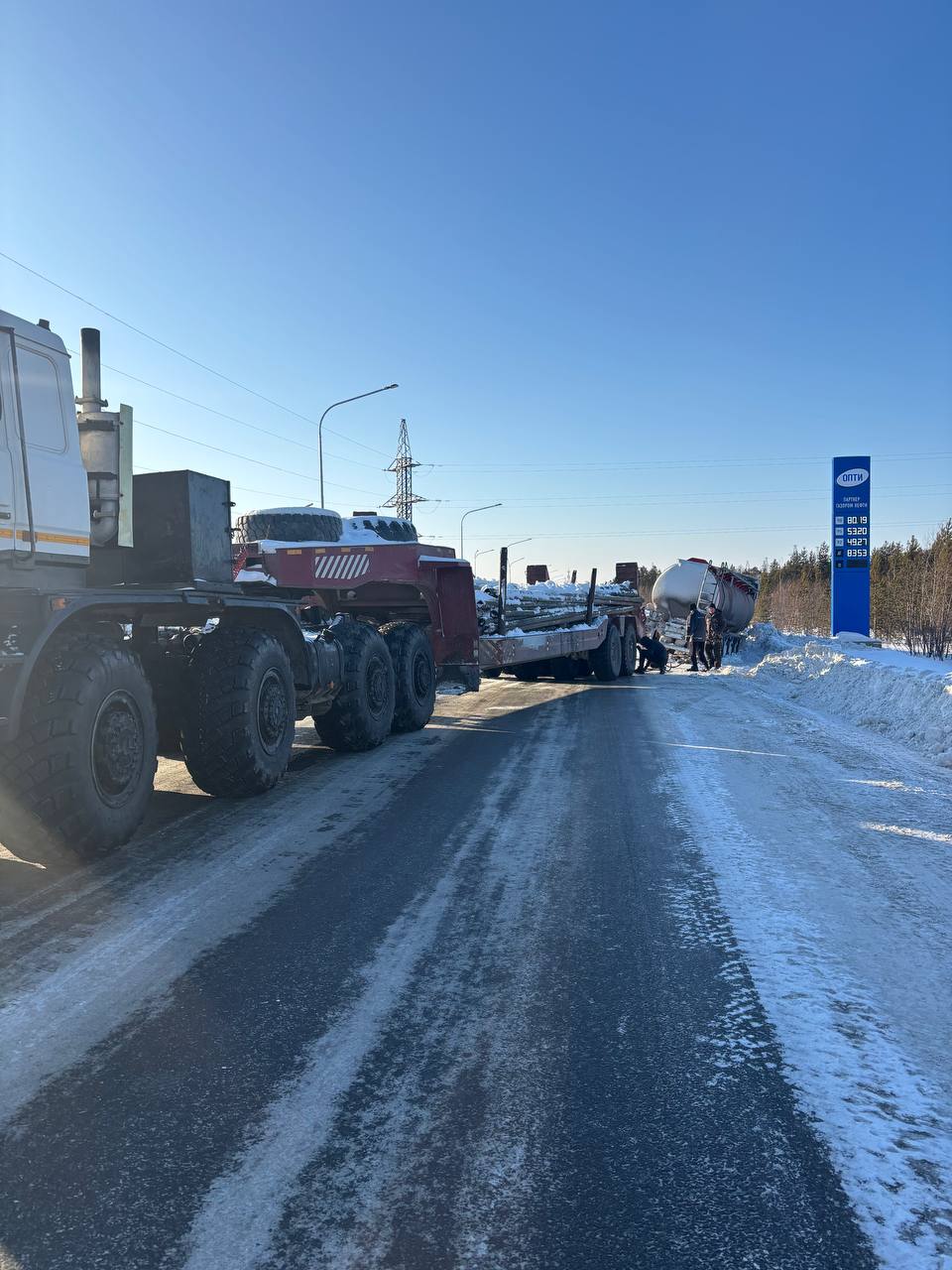 ‍ В Губкинском автоинспекторы оказали помощь водителю автомобиля-цистерны на загородной автодороге.  19 февраля на 461 км автодороги «Сургут – Салехард» при осуществлении надзора за дорожным движением сотрудники Госавтоинспекции обратили внимание на автомобиль-цистерну с топливом, съехавшую с дороги.  Инспекторы ДПС старший лейтенант полиции Александр Самороков и лейтенант полиции Тимур Мамбетов предприняли неотложные меры по обеспечению безопасности дорожного движения на данном участке и привлекли специализированную технику, с помощью которой удалось вытащить большегруз.   В результате успешной операции автомобиль-цистерна был возвращен на дорогу. Водитель, который не пострадал, выразил искреннюю благодарность инспекторам за их профессионализм и быструю реакцию. Сотрудники Госавтоинспекции также провели проверку технического состояния транспортного средства, чтобы убедиться в его исправности перед дальнейшей поездкой.   В Госавтоинспекции отмечают, что в случае возникновения сложной ситуации на дорогах все участники дорожного движения могут круглосуточно обращаться за помощью к сотрудникам полиции по телефону «112» или «102» - для сотовой связи.     #мвдроссии #полиция #гибддянао #гибдд #янао #губкинский