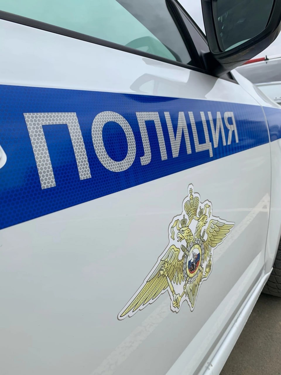 В Калмыкии полицейские посёлка Комсомольский задержали местного жителя, подозреваемого в причинении тяжкого вреда здоровью. В отделение полиции посёлка Комсомольский Черноземельского района поступило сообщение о том, что в медицинское учреждение доставлен 42-летний мужчина с колото-резаной раной. На место происшествия незамедлительно выехала следственно-оперативная группа. Установлено, что между пострадавшим и его знакомым в ходе распития спиртных напитков произошёл конфликт, в результате которого последний нанёс своему оппоненту удар ножом. Полицейские задержали 37-летнего жителя Черноземельского района, который сознался в содеянном. Следственные органы МО МВД России «Лаганский» решают вопрос о возбуждении уголовного дела. Фото: МВД Калмыкия Быть в курсе Прислать новость