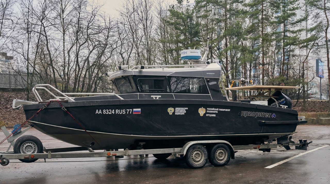 В России создают систему автоматической посадки БПЛА на беспилотные катера   Работа над проектом системы автоматического взлёта и посадки БПЛА на борт маломерных автономных судов идет в рамках программы Приоритет 2030 Занимаются им подведомственный Минтрансу РУТ и Институт проблем управления имени В А Трапезникова РАН Разработка должна обеспечить автоматизированный взлёт и посадку БПЛА непосредственно с палубы судна в условиях качки ветровых нагрузок и движения по курсу Точнее говоря уже обеспечивает разработчики как сообщается уже изготовили опытный образец системы и провели её испытания   Алгоритмы управления и бортовое оборудование позволяют дрону корректно взаимодействовать с платформой без участия оператора Использовать беспилотные катера в связке с БПЛА можно будет для длительных непрерывных миссий включая мониторинг акваторий инспекции морских объектов а также в поисково спасательных операциях   Беспилот