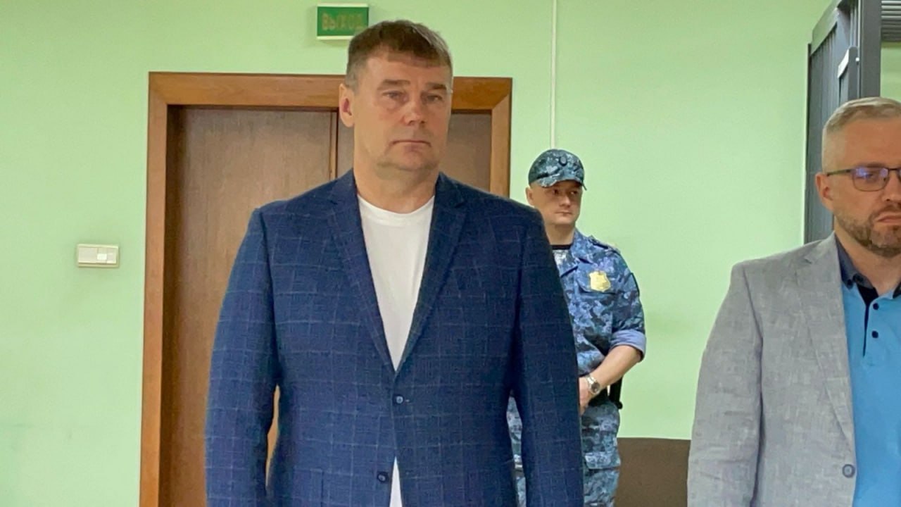 Замминистра транспорта Новосибирской области получил 3 года за растрату  Железнодорожный районный суд Новосибирска признал заместителя министра транспорта региона Сергея Ставицкого виновным в организации растраты в особо крупном размере  ч. 3 ст. 33, ч. 4 ст. 160 УК , сообщила пресс-служба суда.  Ставицкого обвиняли в организации хищения бюджетных денежных средств через заключение фиктивных договоров аренды автомобиля, фактически принадлежащего ему. По версии следствии, начальник подконтрольного минтрансу госучреждения «Территориальное управление дорог»  ТУАД  подписал контракт на 1,5 млн рублей с подставным индивидуальным предпринимателем на аренду машины замминистра, который продолжал на ней ездить.  Суд приговорил Ставицкого к 3 годам колонии общего режима.  «В срок наказания зачтено время нахождения осужденного под стражей, домашним арестом и запретом определенных действий по настоящему уголовному делу», — отметили в суде. При этом в СИЗО Ставицкого отправили в мае 2021 года. Меру пресечения несколько раз продлевали, затем его отпустили.  Ставицкий назвал приговор «несправедливым». Он отрицает вину и планирует обжаловать решение суда.   ‍  По делу Ставицкого также проходит экс-начальник ТУАДа Михаил Чуманов. Ему вменяют растрату, три взятки  ст. 290 УК  и мошенничество  ч. 3 ст. 159 УК . Но суд по нему приостановлен из-за того, что Чуманов ещё в марте заключил контракт с Минобороны.  Подписаться  Прислать новость  Помочь бустами