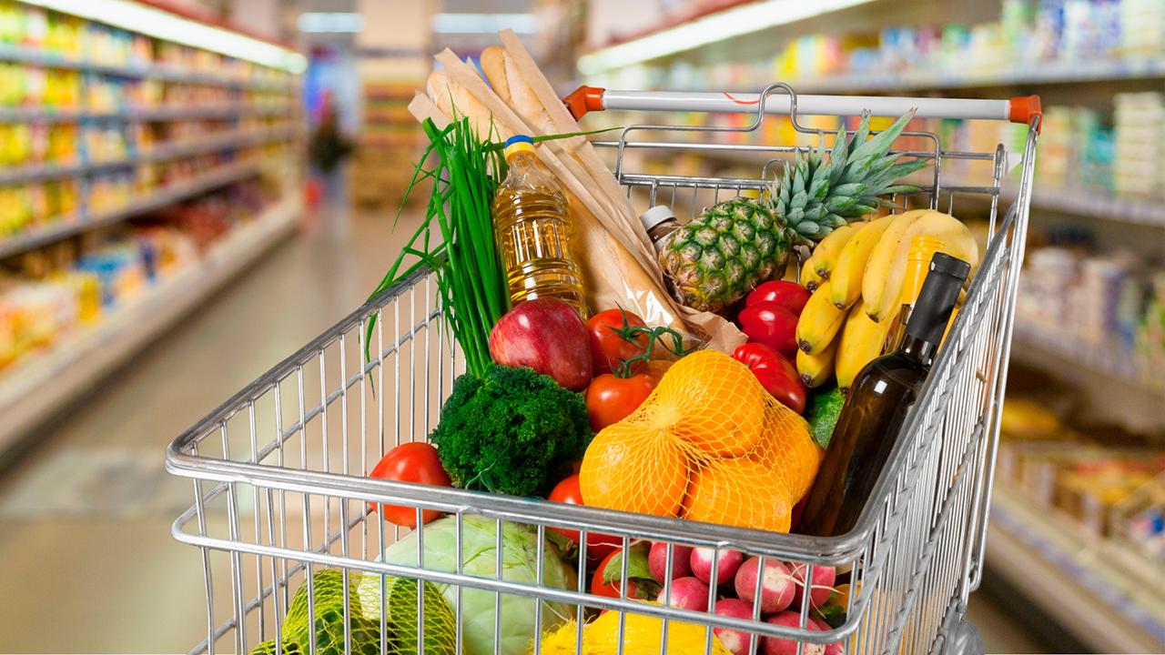 Ярмарки продуктов по доступным ценам откроют ко Дню независимости В Ташкенте ко Дню независимости открылись ярмарки продуктов по доступным ценам сообщил хокимият столицы Стоимость мяса варьируется от 65 до 90 тыс сумов На специальных прилавках горожане могут приобрести мясо овощи фрукты и другие продукты питания Помимо местных производителей представлено мясо из Беларуси Пакистана Монголии и Индии Telegram Facebook Instagram LinkedIn Сайт